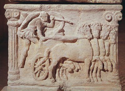 (dettaglio) di una quadriga da un sarcofago, Uomo con un Vitello terracotta da Etruscan